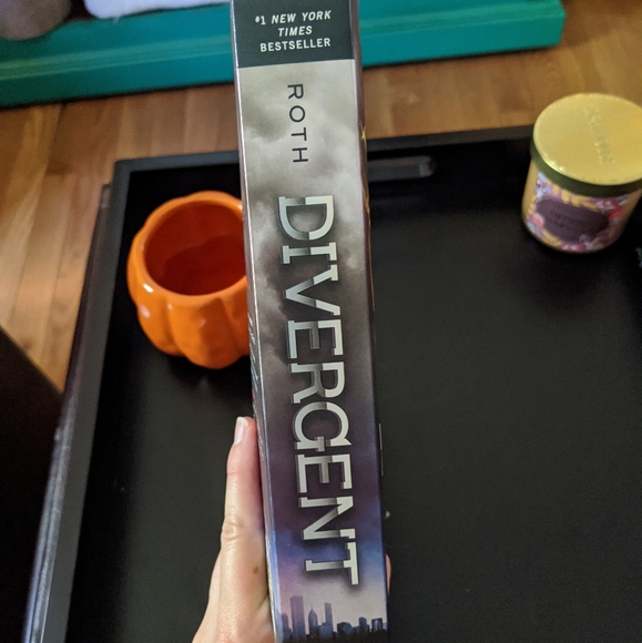 Divergent by Veronica Roth Paperback - Picture 3 of 4